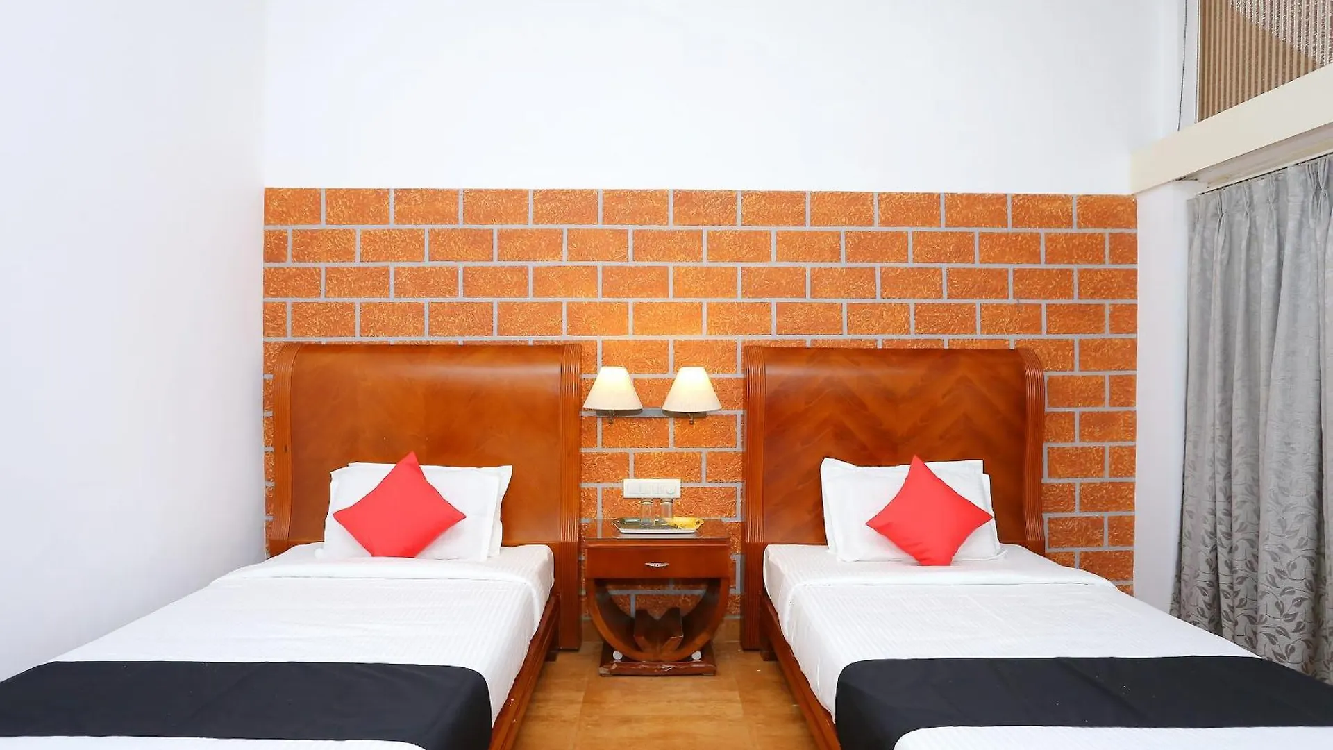 Townhouse Island Inn Elur 4*,  India